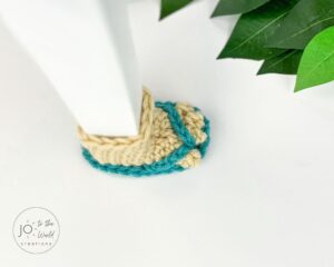 flip-flop-crochet-chair-socks-feat